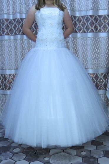платье с белым воротником: Свадебное платье 40-42-44 размер, возможно на 46, белое, новое, только