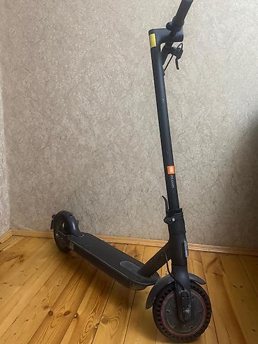 Xiaomi elektrik skuter. Qara rəngli, yığcam və gündəlik şəhər