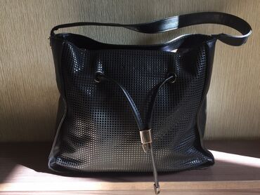 сумки tosoco: Чёрная сумка из эко-кожи Состояние 8/10, брали за 3500, отдаём за 500