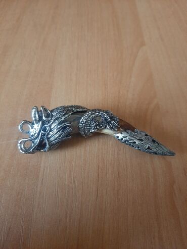 серебристая: Эксклюзивный серебряный кулон ручной работы, виде дракона. ( Внутри