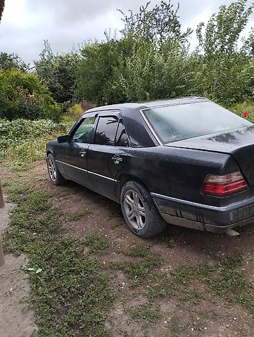 bmw f10 lip: Mercedes-Benz E 220: 2.2 l | 1995 il Sedan — 3