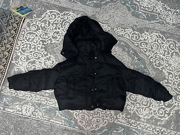 Черный укороченный пуховик с объемным капюшоном. Носила пару раз, был