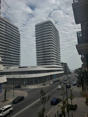 Uzunmüddətli kirayə mənzillər: Ağ şəhərdə 2 otaqlı əla təmirli mənzil kirayə verilir. Mənzil tam — 22