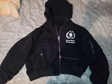 тапочки белста мужские домашние: Qara rəngli kapüşonlu sweatshirt/kurtka - Ön hissədə tam uzun metal