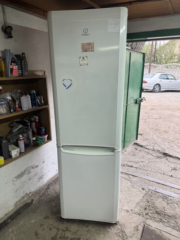 Холодильники: Холодильник Indesit, Б/у, Двухкамерный, 60 * 200 * 60