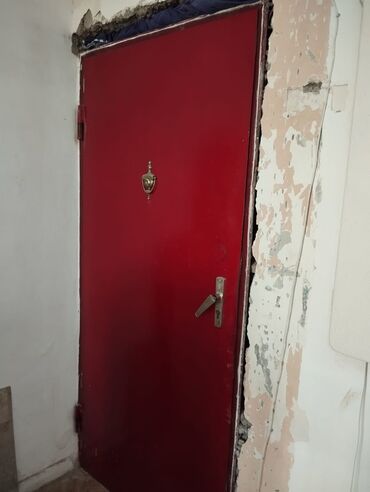 qapi ustu asmalar: Metal giriş qapısı – qırmızı rəngdə - Material: metal (polad lövhə)