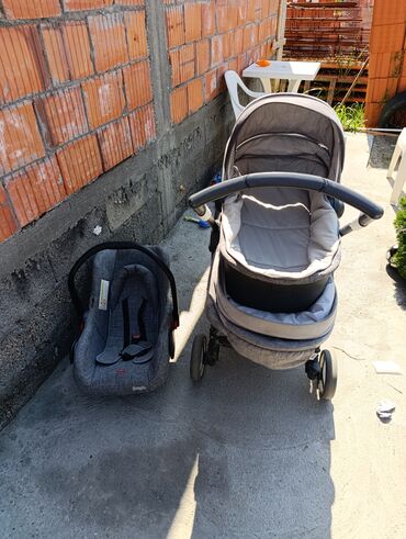 Kolica za bebe: Aluminijumski ram omogućava lako sklapanje i rasklapanje kolica, kao — 11