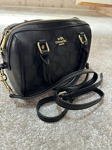 Классические сумки: Сумка COACH с фирменным монограммным тиснением Signature в черном — 1