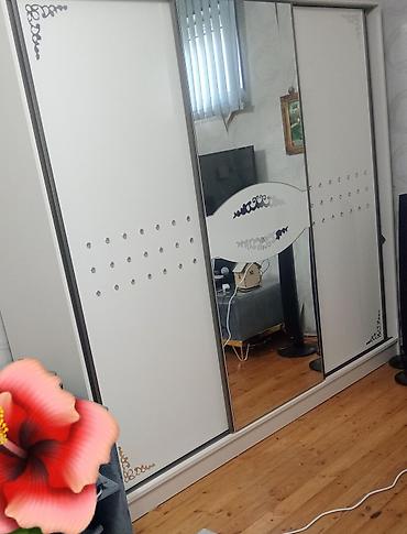elektrik naqilleri: Ağ rəngli 3 qapılı sürgülü dolab - Material: MDF/laminat səth, metal — 1