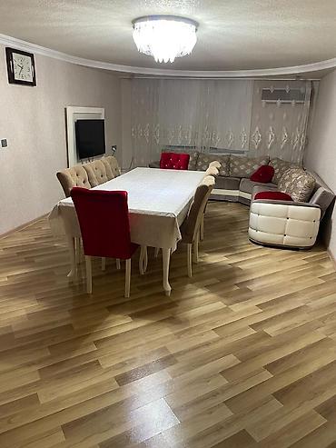 Köhnə tikili: Geniş və işıqlı mənzil interyeri - Böyük ölçülü qonaq otağı: uzun — 31