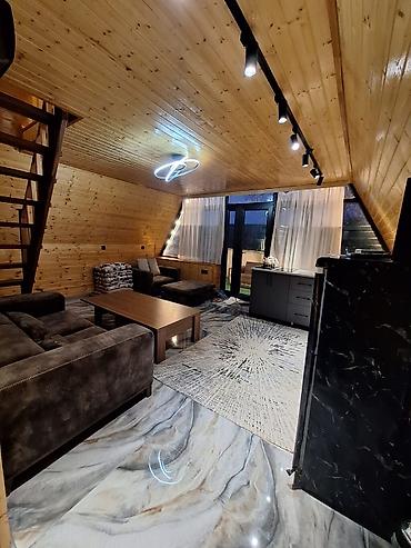 Bağ evlərinin kirayəsi: A-frame üslubunda komfortlu kottec Xüsusiyyətlər: - Üçbucaq formalı — 3