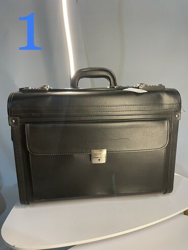 сумка для документов: Чемодан. Практичный чемодан, подойдёт для ручной клади. Удобные для