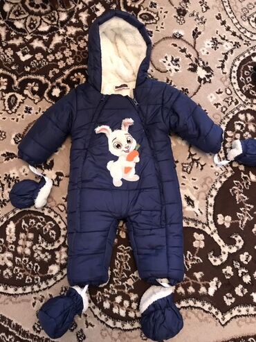toxunma yun donlar: Uşaqlar üçün tünd göy rəngli qış kombinezonu. Kombinezonun ön
