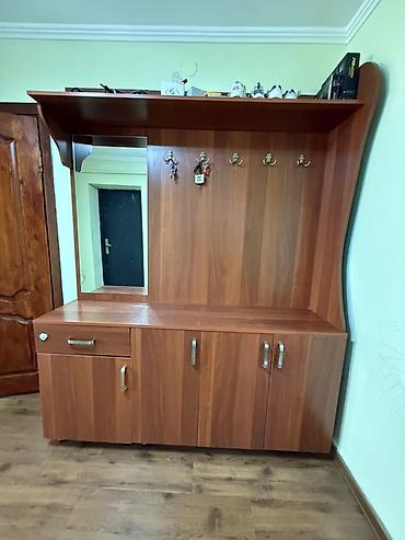 Гарнитуры для прихожей: Прихожая модульная из ЛДСП под древесный шпон тёплого оттенка. Состав — 1