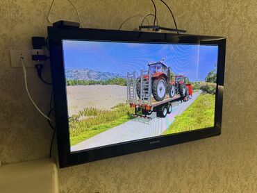 лэд экран: Телевизор Samsung, диагональ примерно 32–37" (широкая рамка, формат