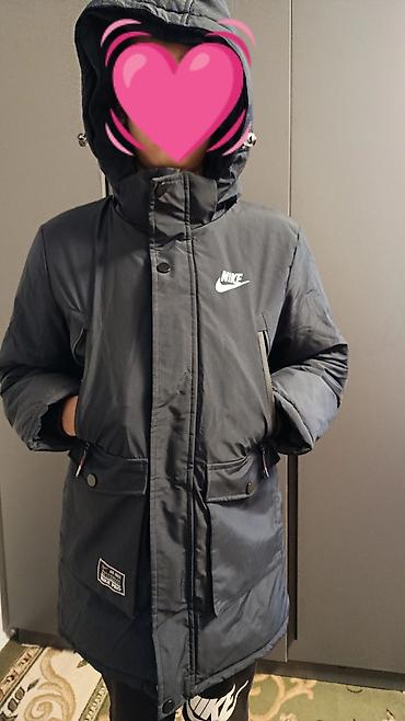 синие джинсы мужские: Зимняя парка Nike, темно‑синего цвета. - Теплая удлиненная модель с — 3