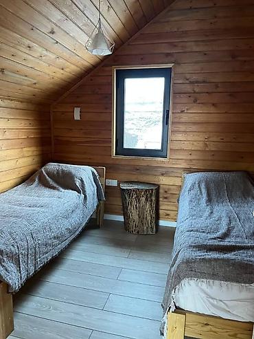 Посуточная аренда домов: А‑фрейм домики и юрты - Планировка: два уровня. На первом — гостиная — 3