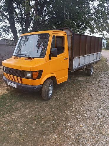 sprinter 315: Грузовой фургон Mercedes‑Benz (кабина оранжевая) с бортовой платформой — 1