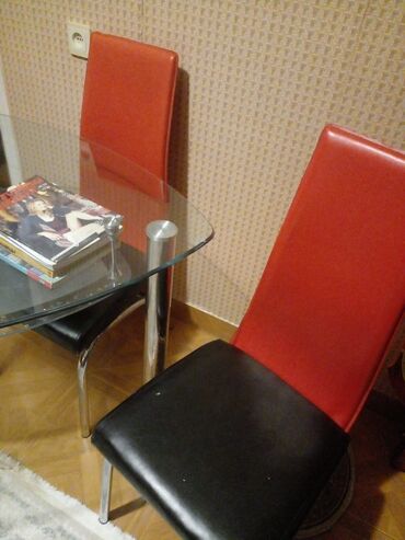 Masa və oturacaq dəstləri: КУХОННЫЙ СТОЛ, СТЕКЛЯННЫЙ. НОВЫЙ. Продается за 250м. ТРЕУГОЛЬНЫЙ СТОЛ — 6