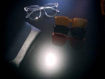 Naočare: Naočare za vidi, uz dodatke za sunce. Bez dioptrije