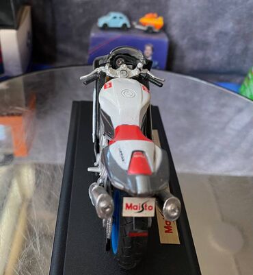 Avtomobil modelləri: Коллекционная модель Aprilia RSV 1000R White Red 2006 Maisto Scale — 6