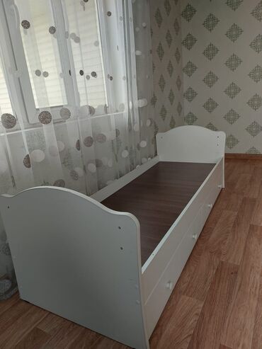 диван дет: Новый детский диван 
длина 1.84
ширина 64
высота 30
село:Теплоключенко