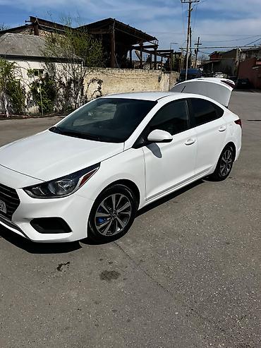 Hyundai Accent sedan – ağ rəng, 4 qapı, AZ nömrə nişanı. Şəhər üçün
