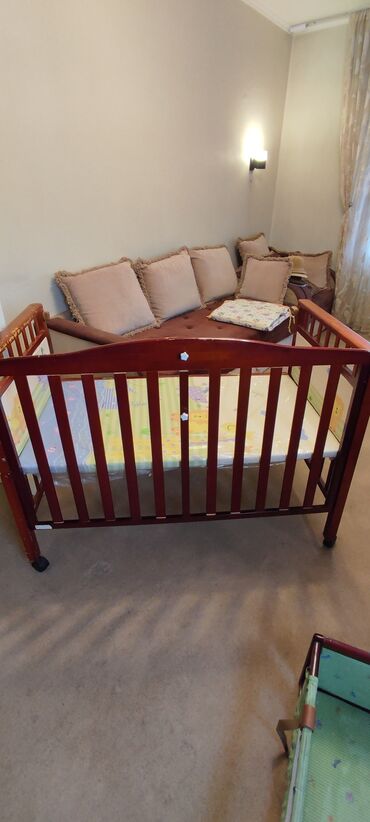 Детские односпальные кровати: Продается детская кроватка с рождения и до 7 лет. Регулируется высота — 7