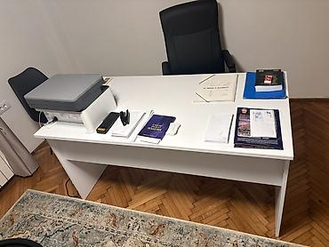 orman za decu: Radni sto – moderan, beli, pravougaoni, kao i crna radna stolica — 1