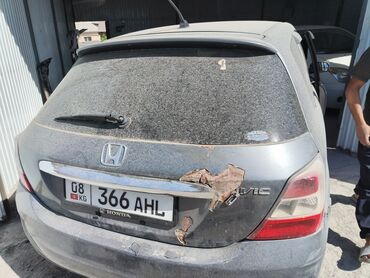 кузовные детали на фит: Стекло Багажника Honda, 2004 г., Б/у, Оригинал