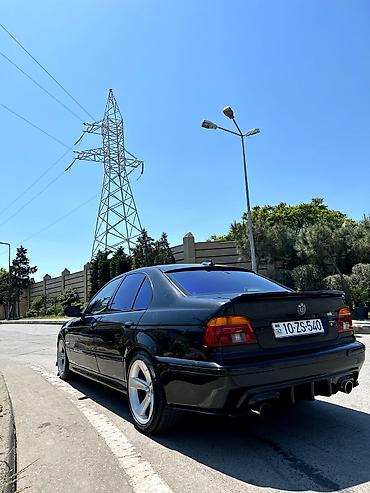 e39 guzgu: BMW 5 Series E39 sedan – qara rəng, M-paket üslublu eksteryer — 8