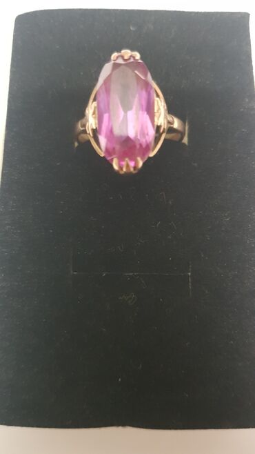 Золотое кольцо с красным камнем 583 проба б/у цена 20000 сом, вес 4.59