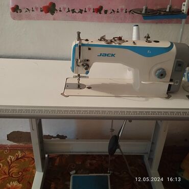 Швейные машины: Швейная машина Jack, Швейно-вышивальная, Полуавтомат