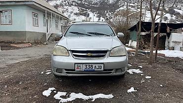 Другие автомобили: Седан серебристого цвета, 4 двери, просторный салон с чехлами на — 8