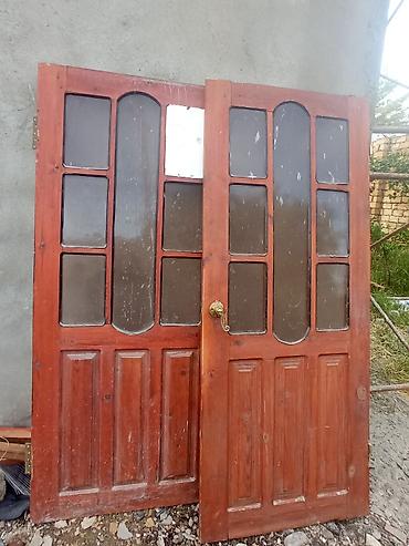 qap qara şəkil: Ikiqanadlı taxta giriş qapısı - Material: təbii ağac (rəngli lak — 1