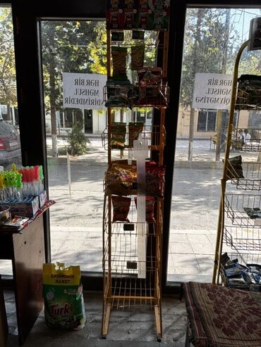 Stend vitrinləri: Metal vitrin rafı – qəlyanaltı və kiçik paketli məhsullar üçün -