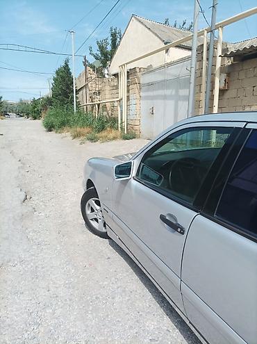 volkswagen polo 1: Mercedes-Benz E‑Class (W210) sedan – gümüş rəng. 1998 çi il 2.2 — 7