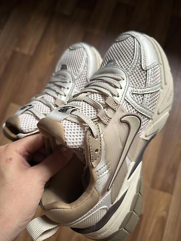 Айымдардын бут кийими: Кроссовкалар, 36.5, 37, 37.5, Nike, Колдонулган, түсү - Саргыч боз, Өзү алып кетүү, Акысыз жеткирүү, Акылуу жеткирүү — 1