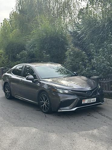 Toyota Camry: 2021 г., 2.5 л, Типтроник, Гибрид, Седан