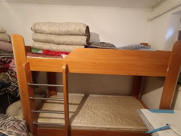 кровать двухярусная: Двухъярусная кровать, Б/у, Складной