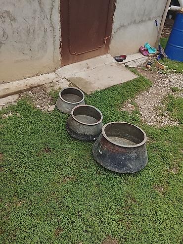 plov arabası: Böyük ölçülü mis qazananlar.3ədəd qazan müxtəlif ölçülərdə.Ən böyük — 1