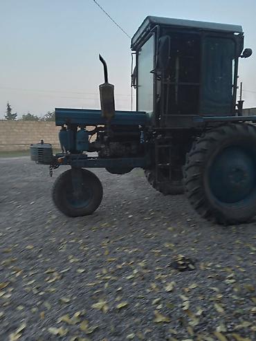 kia ceed arxa stop: Mavi rəngli təkönlü (3 təkərli) kabinəli traktor və qoşqu — 3