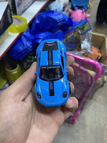 mini gt: Игрушечная спортивная машинка в ярко-синем цвете. Выполнена в стиле — 2