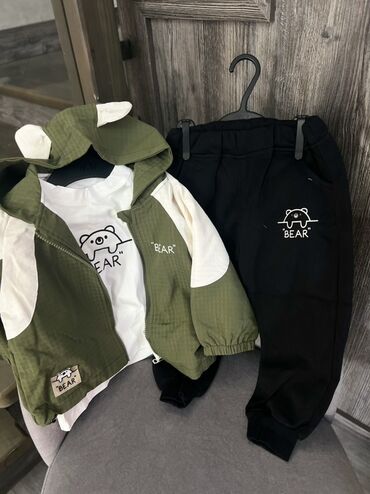 Верхняя одежда: Детская флисовая куртка универсального фасона хаки цвета. Модель с — 9