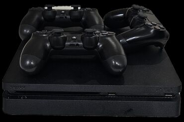 PS4 (Sony Playstation 4): 3 ədəd pult - 2 si orginal 1 pultun analoqunda problem var Ps4 slim