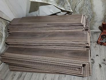 19 litr su: Laminat döşəmə taxtaları – tünd qəhvəyi/valnüt teksturalı - Material — 1