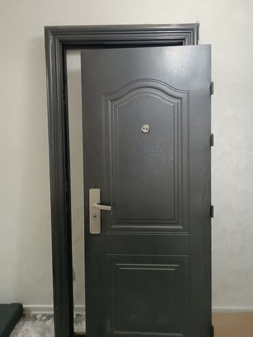 черный метал токмок: Входная дверь, Металл, цвет - Черный, Б/у, 209 * 94, Самовывоз