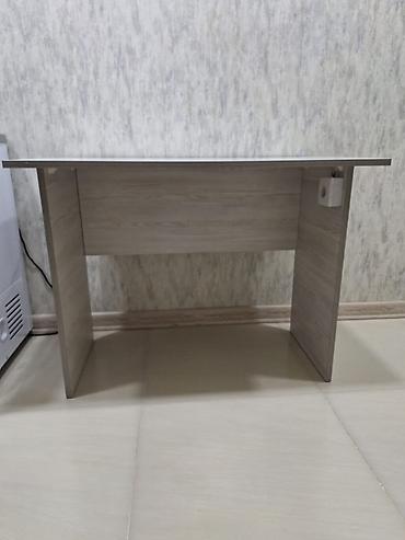 Masalar: Minimalist dizayna sahib masa - Üst səth: Hamar, yazı, noutbuk və — 2