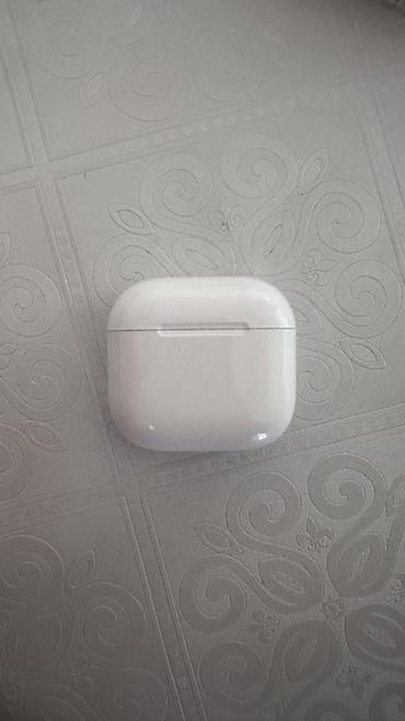 hoco eq34 plus: Беспроводной зарядный кейс для наушников форм‑фактора AirPods4 — 2