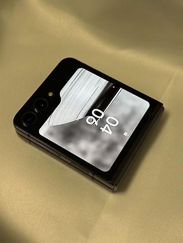 Samsung Galaxy Z Flip5 (SM-F731B) в идеальном состоянии, не вскрывался